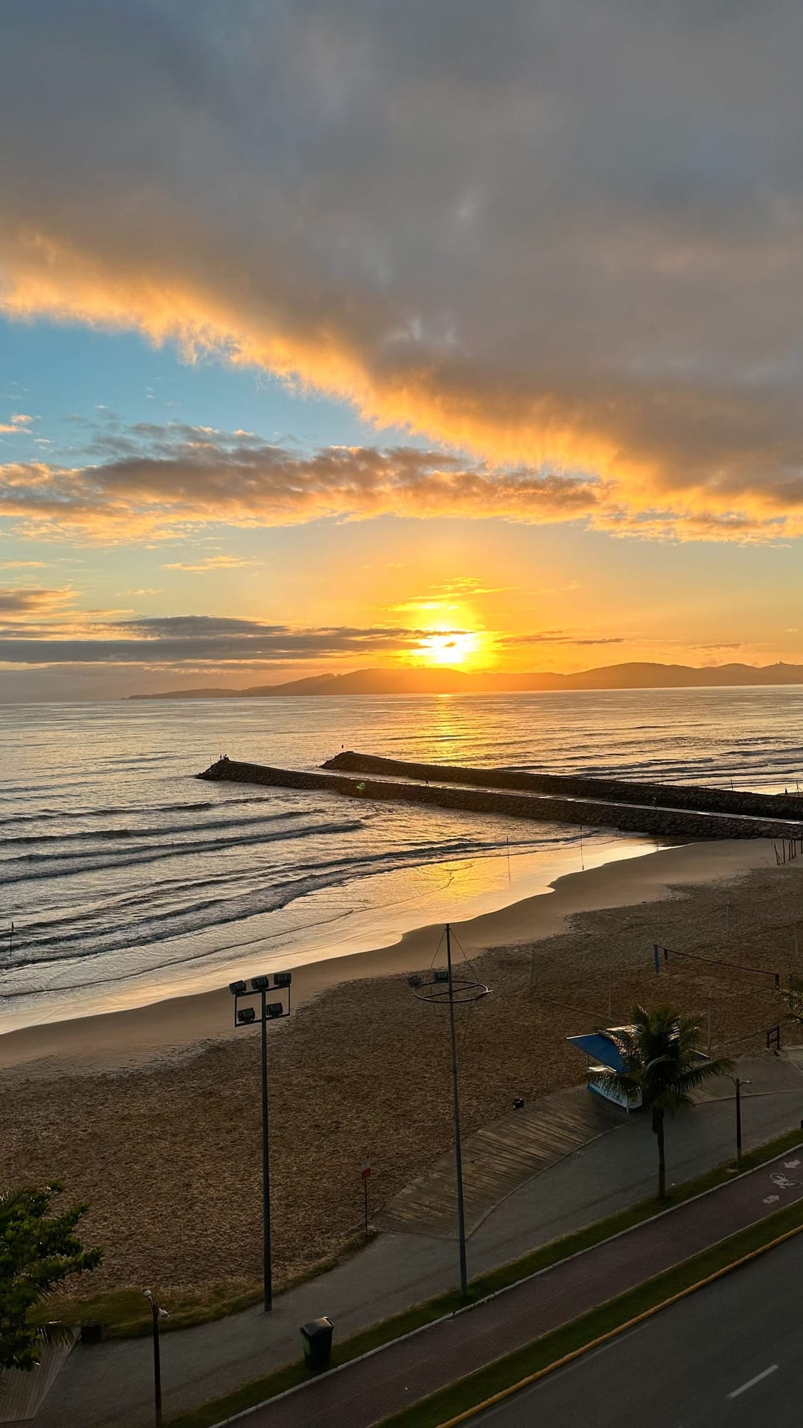 Pôr do sol no litoral norte de Santa Catarina